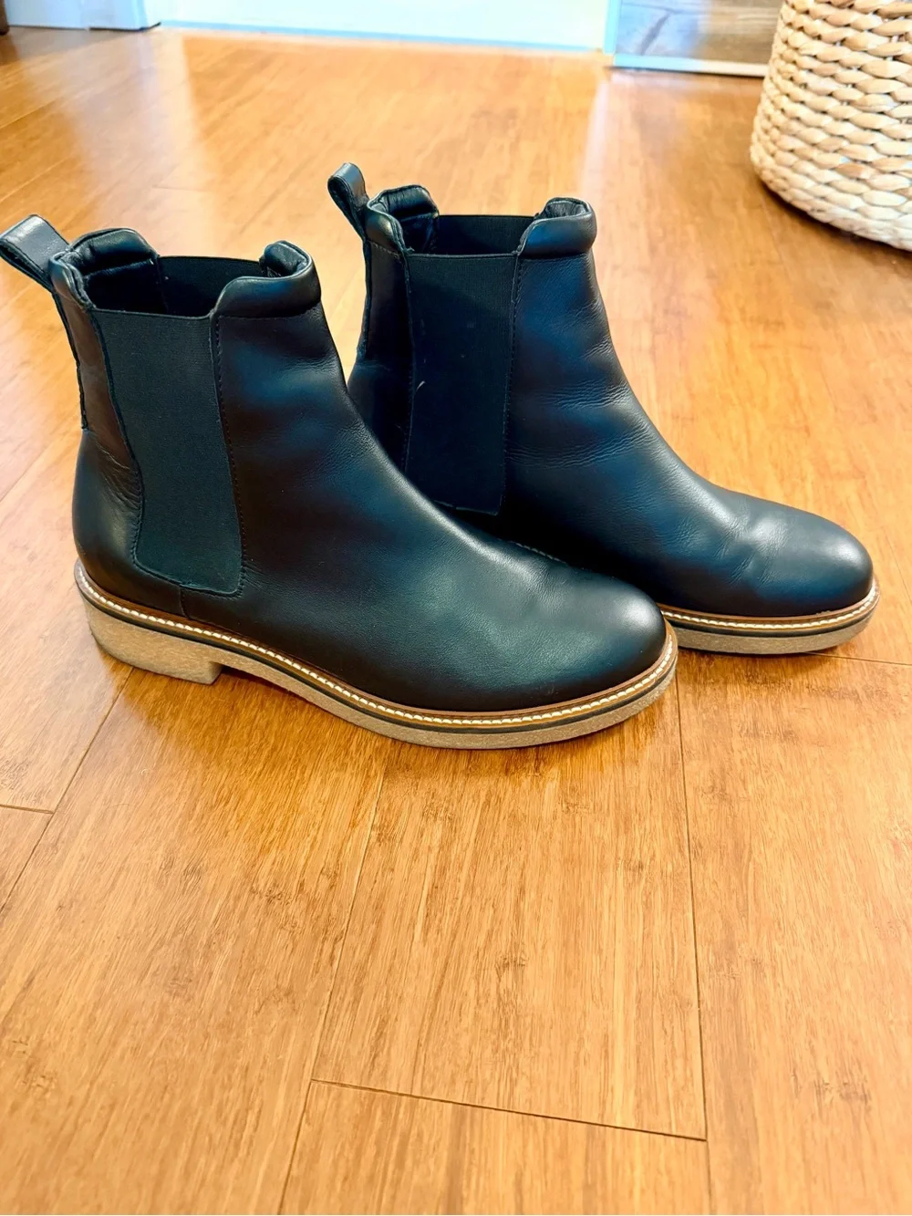 Women’s Black Everlane Chelsea Boots with Crepe Sole - Picture 2 of 6